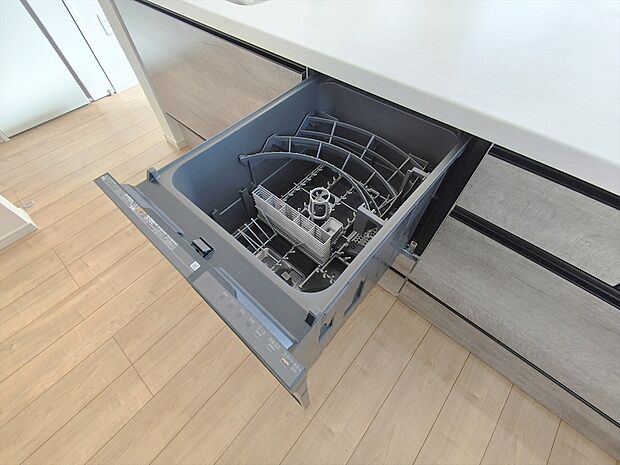 【食洗機】ビルトインの食器洗乾燥機で忙しいママの家事ををサポートします。
