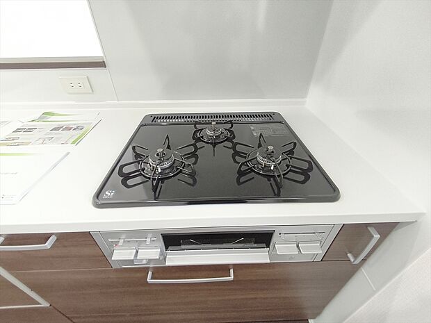 【【3口コンロ】 】凹凸が少ないフラットトップコンロ。お掃除もラクラクです。