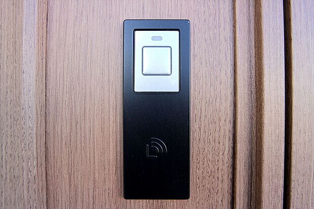 【【カードキー】】暗がりで鍵穴を探すこともなく、細かい作業が難しい子どもや高齢者でも簡単に解錠可能のカードキーを採用。