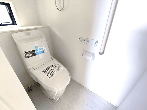 【温水洗浄便座】トイレは清潔感のあるオフホワイト♪ 毎日使う場所だからこそお手入れも楽々にできる機能が搭載。汚れが付着しにくい便器でお掃除も楽々。