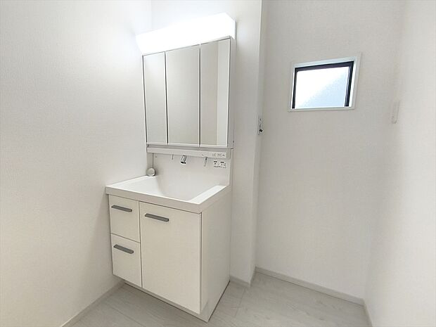 【洗面所】サニタリースペースには窓が備えられております。毎朝の身支度も、陽の光差し込む明るい空間で、快適にお使い頂けそうです。