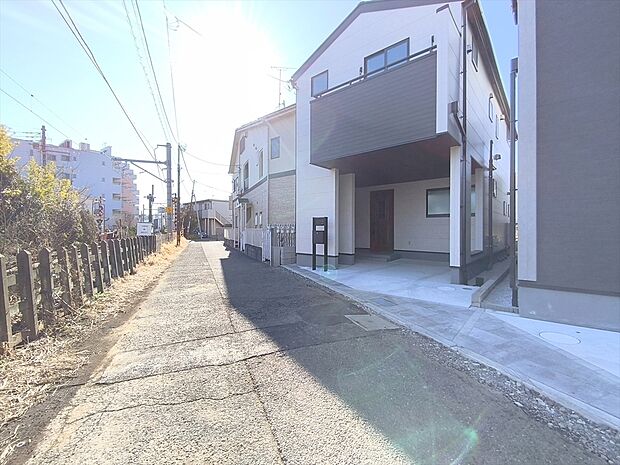 【前面道路】前面道路は住宅地専用の道路。車通りも少なく、子育てにも安心です。