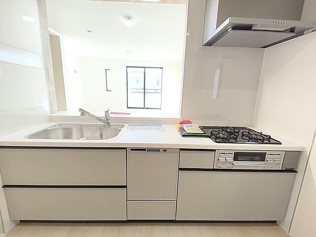 【キッチン】キッチンからリビング全体を見渡せるので、小さなお子様がいらしても様子を見ながら家事ができますね