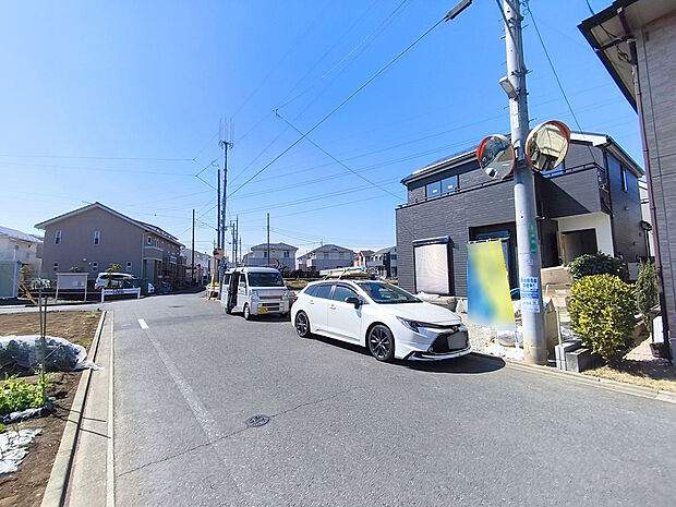 【前面道路含む現地写真】住みやすさと利便性を兼ね備えた立地。高い住宅性能を備えた安心で暮らしやすい住まいです。