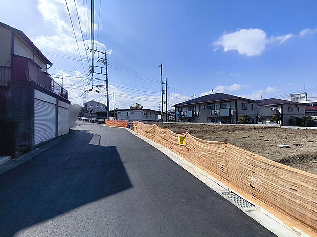 【前面道路含む外観】南に面した道路は5.25mの幅広な道路です。入出庫の際もらくらくです。