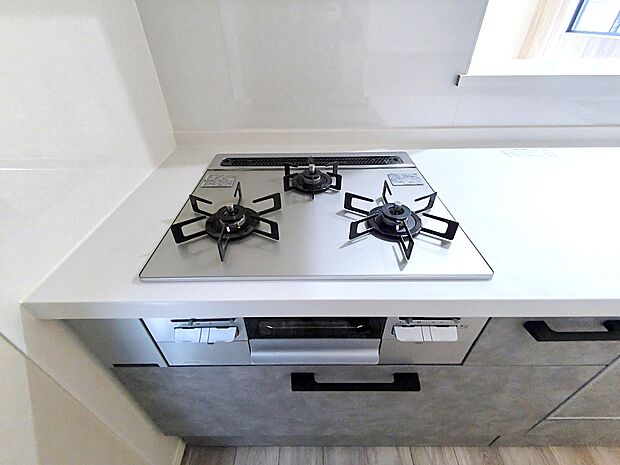 【【3口コンロ】 】凹凸が少ないフラットトップコンロ。お掃除もラクラクです。