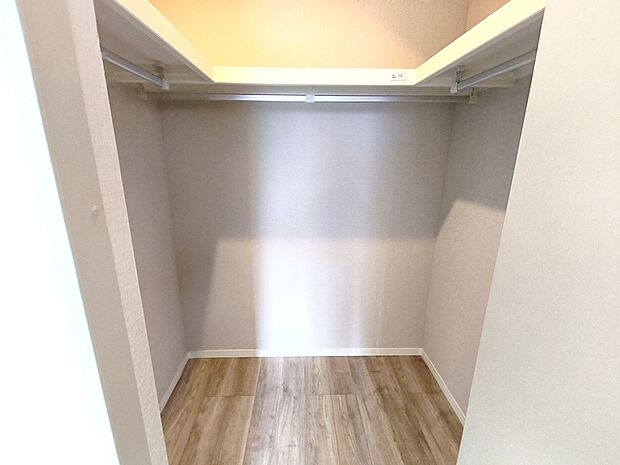 【【ウォークインクローゼット】】嬉しい大型収納は衣替え不要ですぐに使え、片付け上手に！