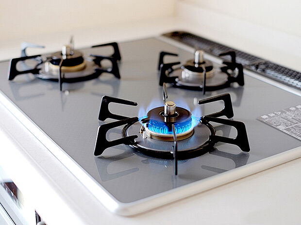 【3口ガスコンロ】凹凸が少ないフラットトップコンロ。お掃除もラクラクです。