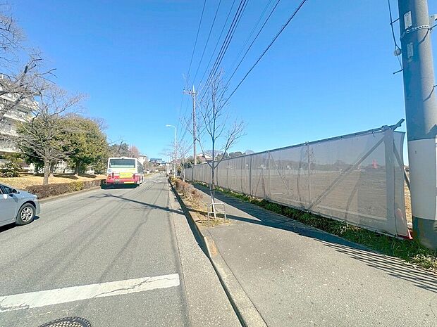 【前面道路含む現地写真】開放感のある立地です！