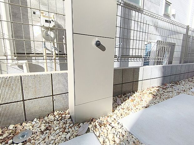 【【宅配BOX】】不在中でも荷物が受け取れる宅配ボックス。安心してお出かけが出来ますね!