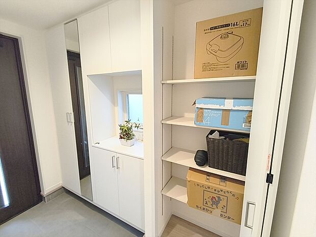 【【シューズインクローゼット】】玄関脇にシューズインクローゼットがあると、季節ごとの靴の収納が上手にできます。