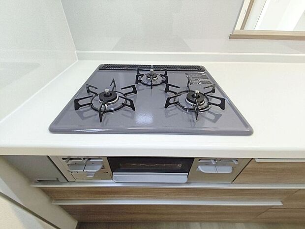【【3口コンロ】】凹凸が少ないフラットトップコンロ。お掃除もラクラクです。