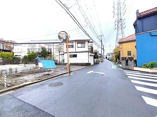 【前面道路含む現地写真】スーパーやコンビニなど買い物施設が徒歩圏内。住みやすさと利便性を兼ね備えた環境です。