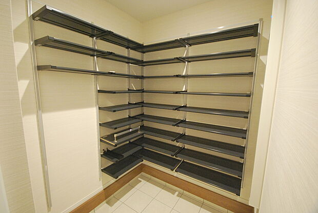 【【シューズインクローゼット】】靴だけでなく、傘やベビーカーなどの外用品を収納でき、玄関がすっきりと片付きます。