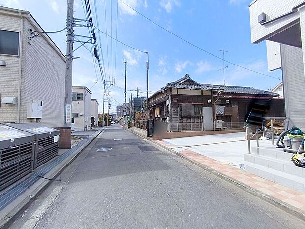 【前面道路】前面道路は車通りも少なく、お子さまのいるご家庭でも安心ですね。