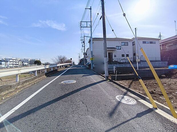 【前面道路】前面道路は6mの幅広な道路です。入出庫の際もらくらくです。