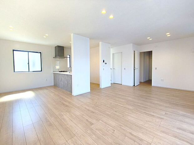 【リビング】家族が集うLDKは、キッチン・ダイニング・リビングが一つの空間になった間取り。大きな窓から明るさを確保。奥様に嬉しいキッチンからLDを見渡せます。