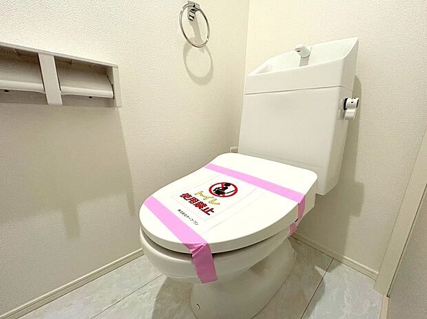 【【温水洗浄便座】】メーカーによってはウォシュレット・シャワートイレともいいますね♪魅力は清潔な状態をキープする事が出来、冬になると便座が冷たいなんて思いもしなくてすみます!!