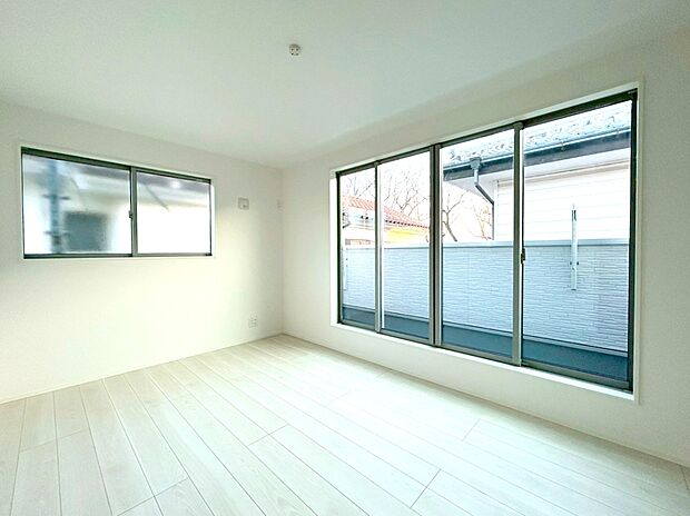 【【複層ガラス(Low-eガラス)】】 空気層が一般複層ガラスサッシの2倍の遮熱効果を発揮します。夏の強い日差しをカットし、冷房効果を高めます