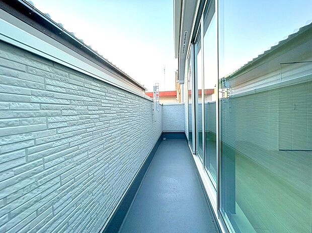 【バルコニー】お洗濯ものや布団を干したりするのに十分なスペースを取ったバルコニーは大変便利です。