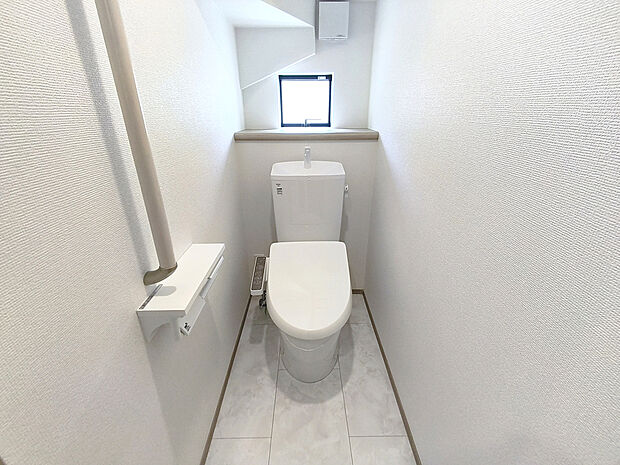 【【温水洗浄便座】】トイレは清潔感のあるオフホワイト♪　毎日使う場所だからこそお手入れも楽々にできる機能が搭載。汚れが付着しにくい便器でお掃除も楽々。