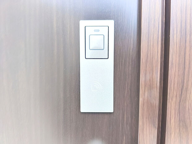 【【カードキー】】玄関カードキー付！ボタンを押して、カードキーやタグキーを“かざす”だけで施解錠！荷物を抱えながら、「カギはどこにしまったっけ」そんな面倒がなくなります。
