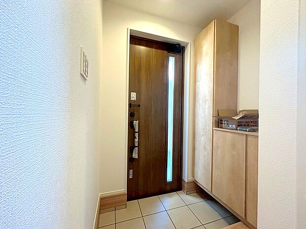 【玄関】玄関は清潔感のある空間にしたいもの。ご家族が多いご家庭にはとても便利なたっぷり収納できるシューズボックス付きです。