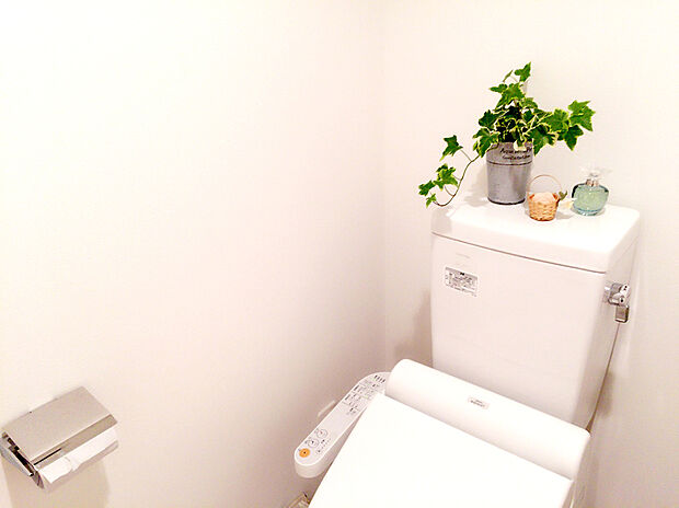 【【温水洗浄便座】】トイレは清潔感のあるオフホワイト♪ 毎日使う場所だからこそお手入れも楽々にできる機能が搭載。汚れが付着しにくい便器でお掃除も楽々。