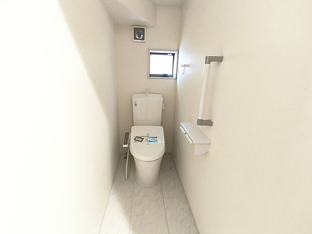 【ウォシュレット付きトイレ】快適な温水清浄便座付。いつも使うトイレだからこそ、こだわりたいポイントですね。
