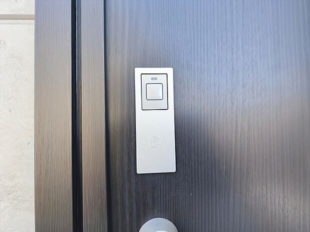 【玄関カードキー】ボタンを押して、カードキーやタグキーを“かざす”だけで施解錠！荷物を抱えながら、「カギはどこにしまったのかしら」そんな面倒がなくなります。
