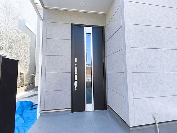 【玄関】玄関ドアはカードキー付！タッチするだけでいいので両手がふさがっていもらくらく解錠！