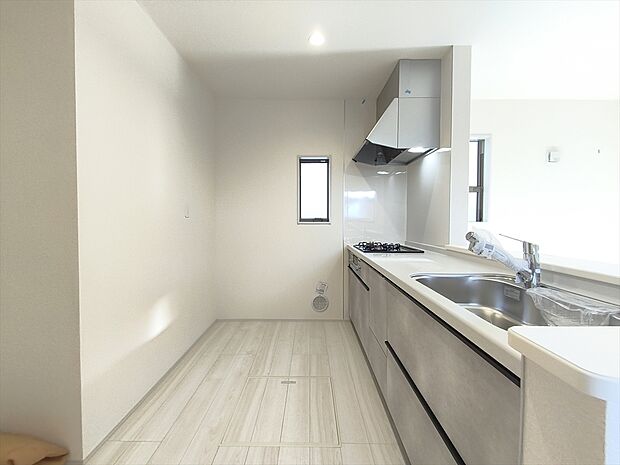 【キッチン】ひろびろした作業しやすいキッチン。お部屋を見渡せる対面式なので、小さなお子様がいても安心ですね。