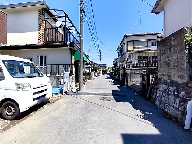 【前面道路含む現地写真】前面道路は車通りも少なく、お子さまのいるご家庭でも安心ですね。
