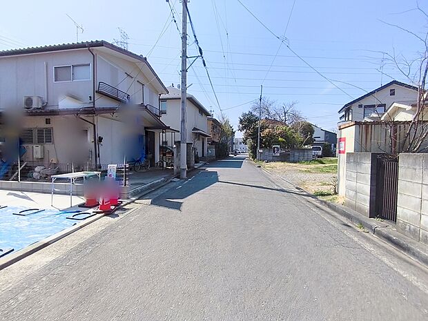 【前面道路】前面道路は5.4mの幅広な道路です。入出庫の際もらくらくです。