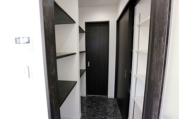 【【パントリー】】食品貯蔵庫や食器室として使用されます。在庫の確認も楽で買い置き食品の使い忘れもなくなりますね♪