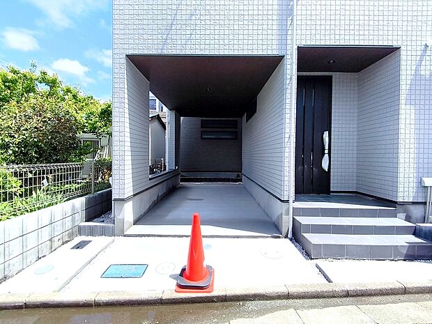 【カースペース】ビルトインのカースペース。雨の日のお出かけも快適です！
