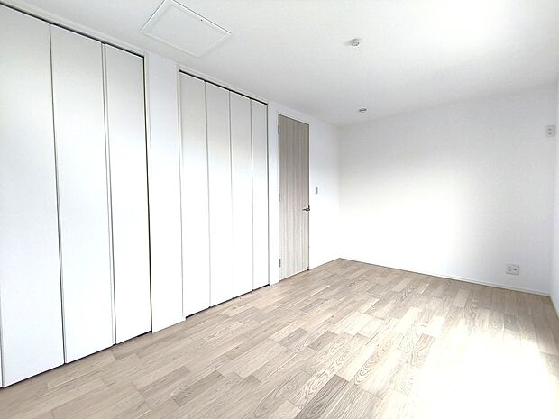 【居室】収納たっぷりの寝室はダブルクローゼット。衣類と小物を仕分けしたり、ご夫婦での使い分けに、便利に利用できます。
