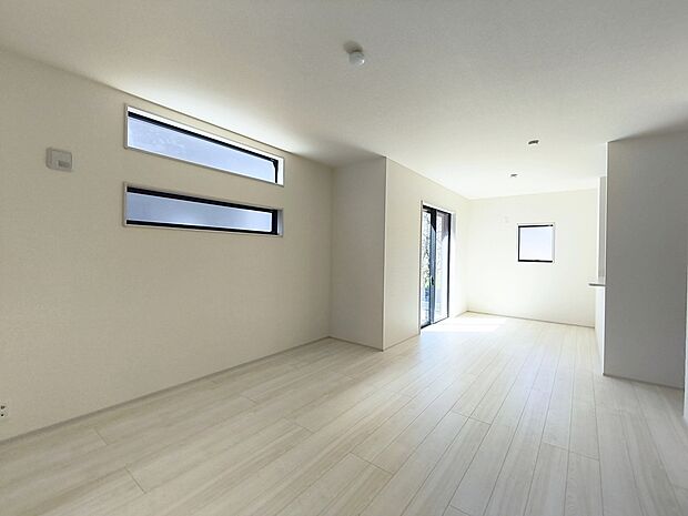 【リビング】オープンでのびやかな空間を生み出すこだわりの「広がり」と「ゆとり」。家族と過ごす時間を大切にした住空間です。
