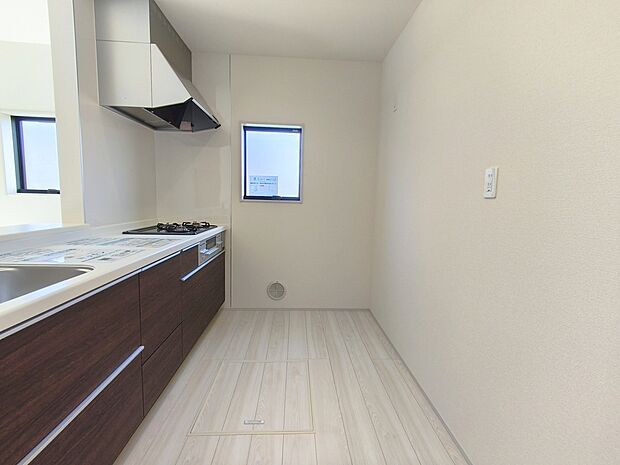 【キッチン】対面キッチなのでリビングにいる家族の様子がうかがえるので小さなお子様がいても安心ですね。
