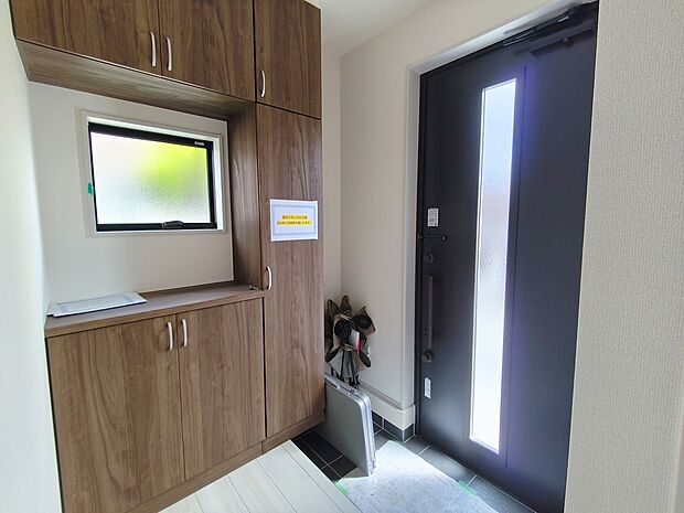 【玄関】玄関は清潔感のある空間にしたいもの。ご家族が多いご家庭にはとても便利なたっぷり収納できるシューズボックス付きです。