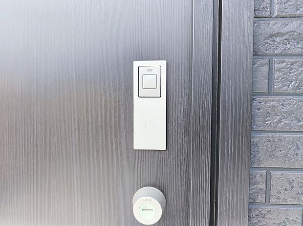 【玄関カードキー】ボタンを押して、カードキーやタグキーを“かざす”だけで施解錠！荷物を抱えながら、「カギはどこにしまったのかしら」そんな面倒がなくなります。
