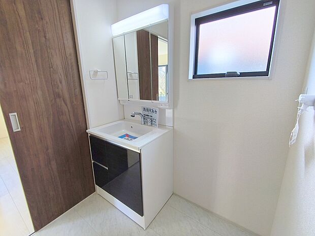 【三面鏡化粧台】収納力と機能性に優れたお手入れラクラク三面鏡洗面化粧台です。朝の身支度にも大活躍！
