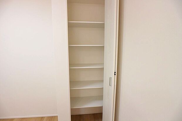 【【パントリー】】食材や調理器具もこちらにキープ！管理しやすく！お部屋もスッキリ！