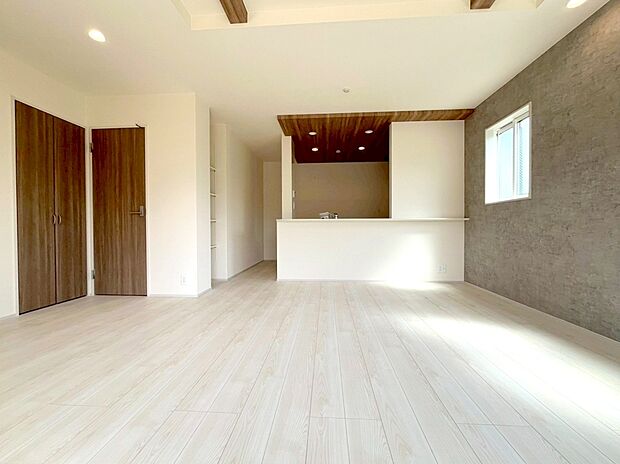 【リビング】一日の中で多くの時間を過すことになるリビングダイニングだからこそ、いつも穏やかな空間であることが必然。爽やかな通風と採光を存分に感じる事が出来る空間です。