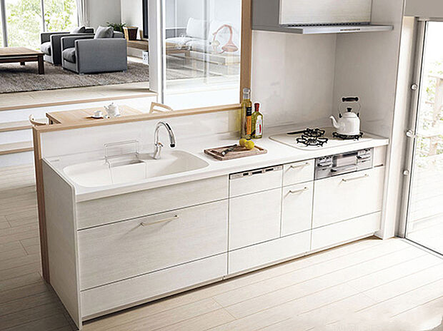 【カウンターキッチン】キッチンからリビング全体を見渡せるので、小さなお子様がいらしても様子を見ながら家事ができますね。
