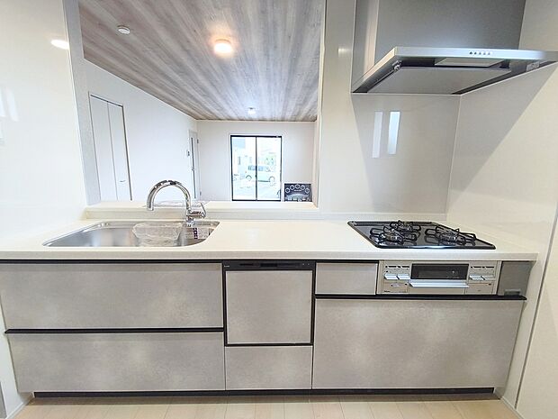 【キッチン】収納力のあるシステムキッチンには浄水器を完備。お手入れのしやすさや機能性、デザイン性に優れています。