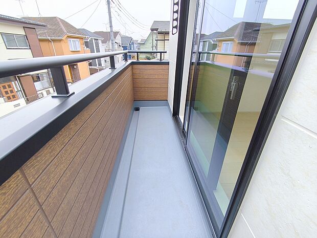 【バルコニー】お洗濯ものや布団を干したりするのに十分なスペースを取ったバルコニーは大変便利です。