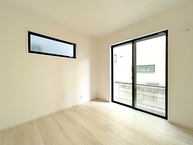 【ペアガラス】夏は室内に入る太陽の日射熱をカットし、冬は室内熱を外に逃がしにくくするため、冷暖房効率を高めます。