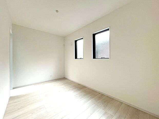 【居室】お陽さまの光、爽やかな風をたっぷり取り込めます。室内はいつも明るい印象なので気持ちの良い朝を迎えられます。毎日の生活も明るくなりそう