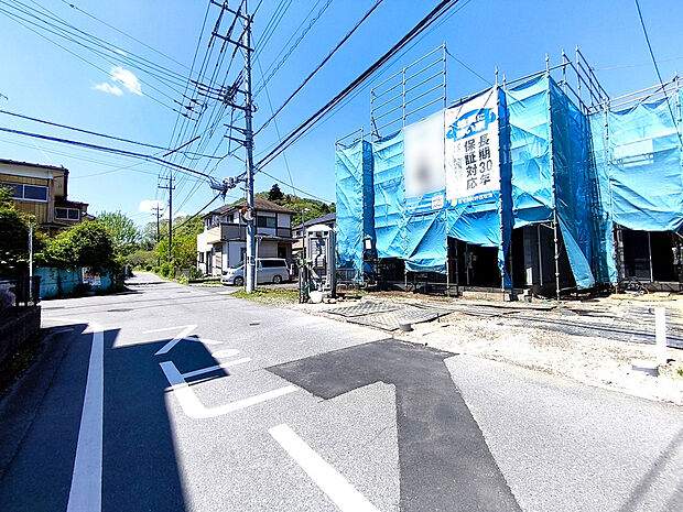 【前面道路含む現地写真】南側道路で日当たり良好！光と風が通り抜ける気持ちの良い空間です。